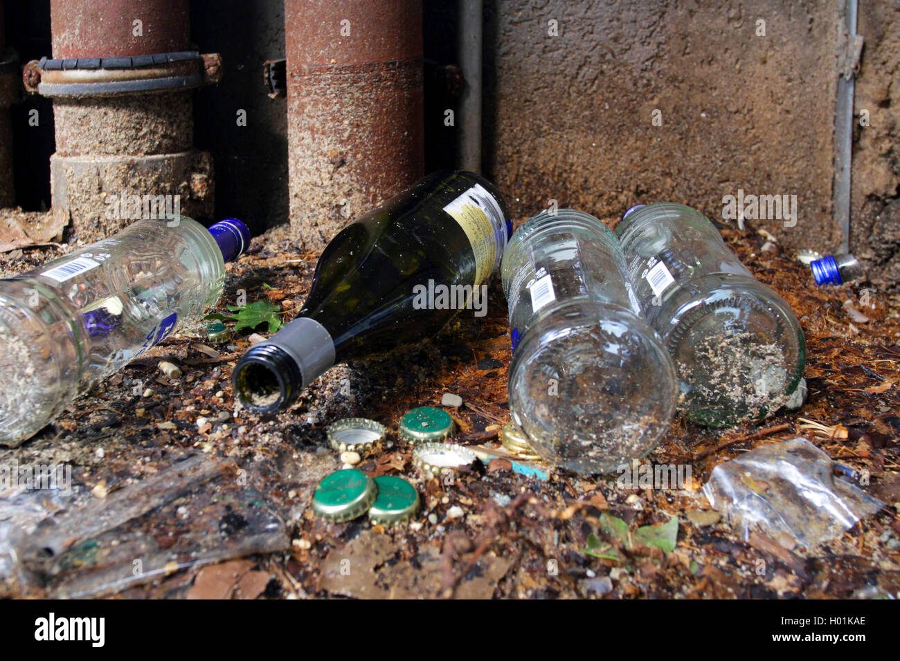 Flaschen von Alkoholikern an einer Strassenecke, Deutschland | empty bottles of alcoholics in a corner, Germany | BLWS432414.jpg Stock Photo