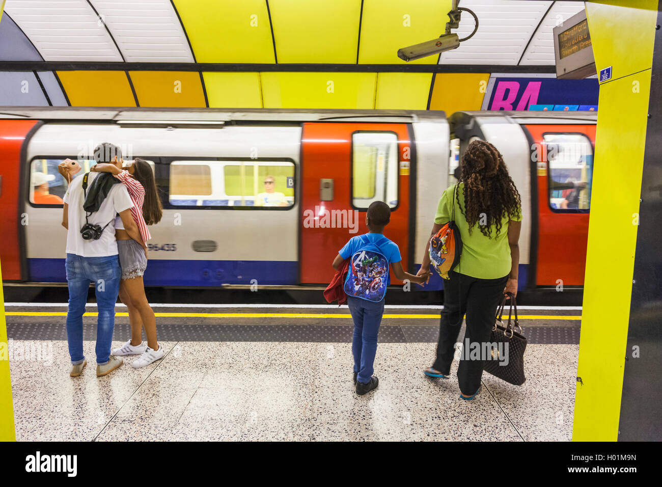 England, London, Underground, Passengers on Platform Stock Photo - Alamy