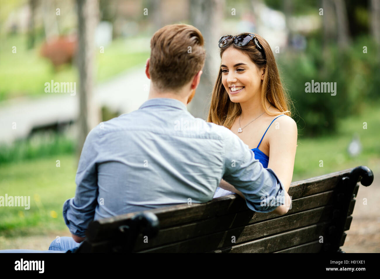Влюбилась в незнакомого парня. Девушка изучает мужчину. Пара на лавочке в парке. Девушка зовет парня к себе. Как понравиться мужчине картинки.