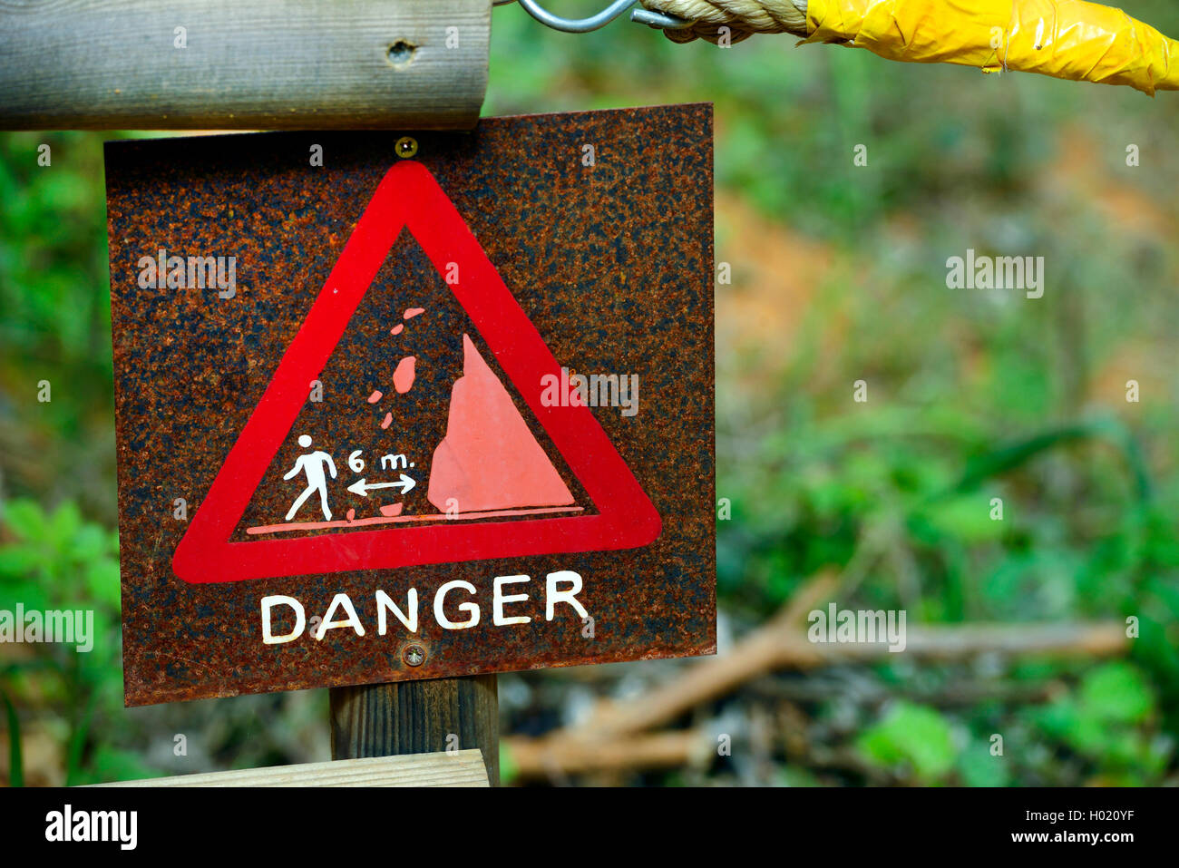 beware of falling rocks! safety information sign, France, Provence, Luberon, Roussillon Stock Photo