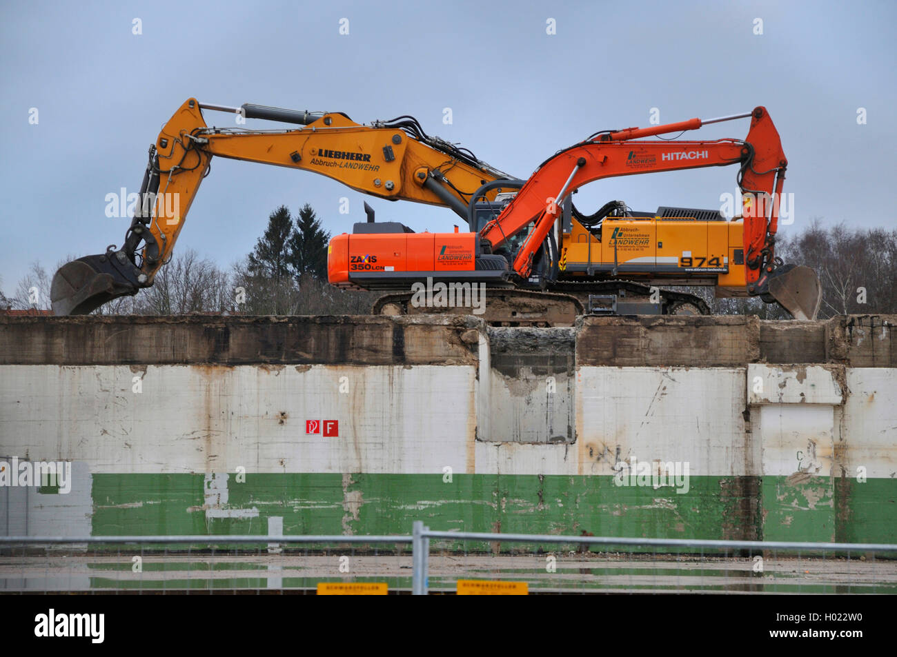 shovel excavators demolishing automobile plant Opel Werke II/III, Germany, North Rhine-Westphalia, Ruhr Area, Bochum Stock Photo