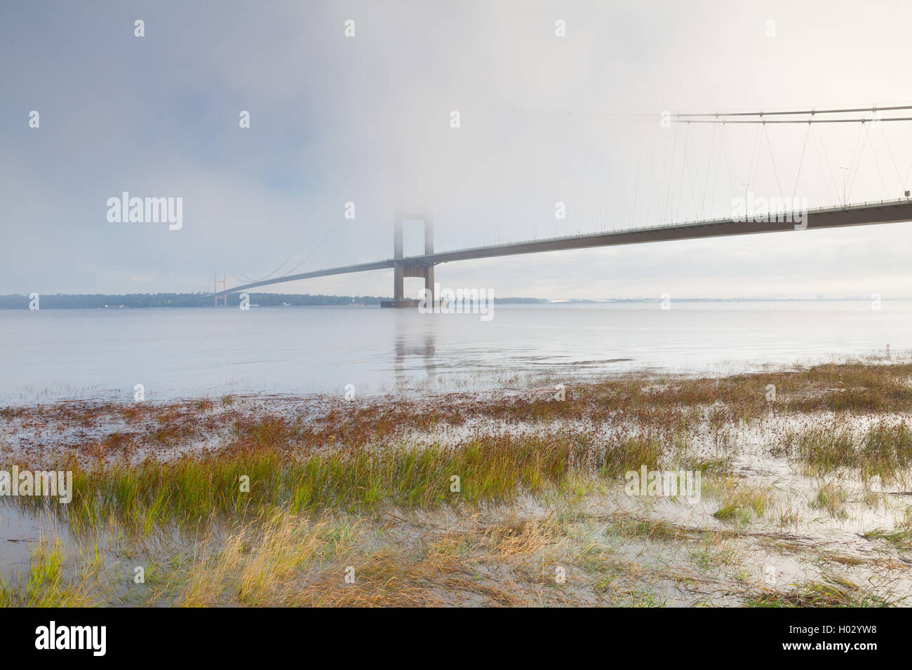The Humber Bridge in mist and fog. The bridge links Barton-upon-Humber in North Lincolnshire to Hessle in East Yorkshire. Stock Photo