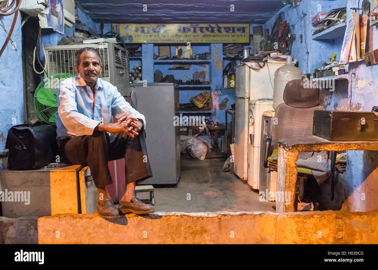 Refrigerator shop High Resolution Stock Photography and Images Alamy