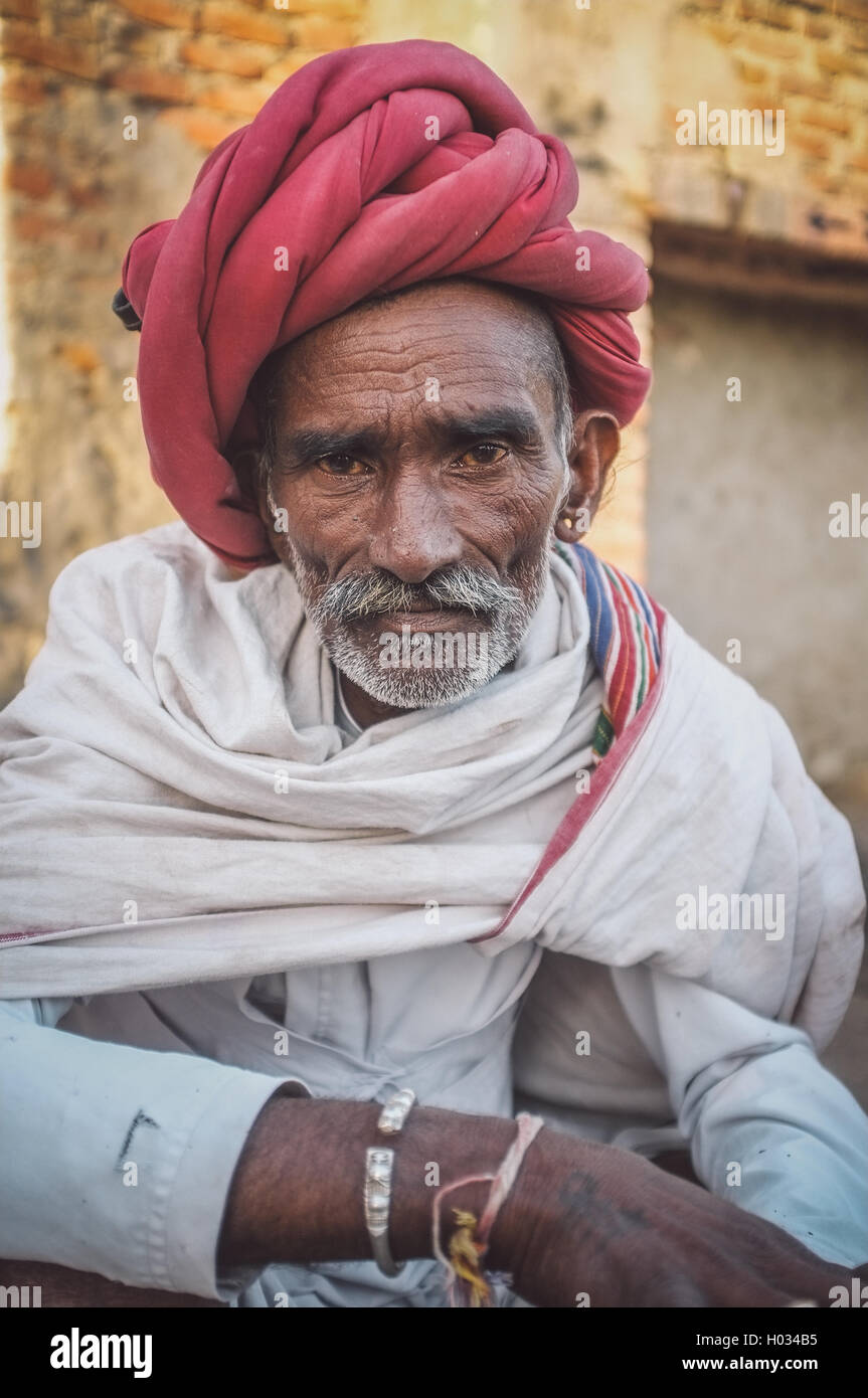 India earing portrait hi-res stock photography and images - Alamy