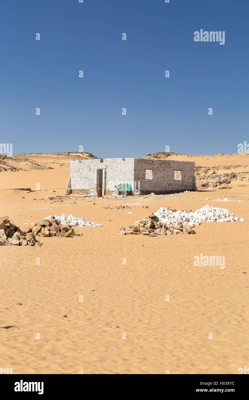 Abandoned building in desert hi-res stock photography and images - Alamy