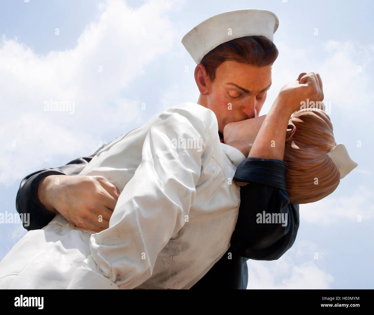 The Unconditional Surrender sculpture in Sarasota, Florida, depicts the famous WWII sailor’s kiss, towering as a bold seaside landmark. Stock Photo