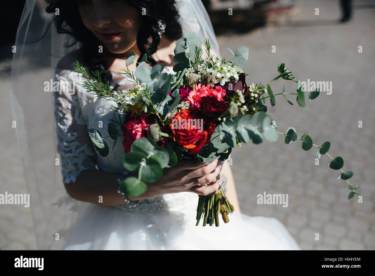 Bride holding wedding bouquet Stock Photo - Alamy