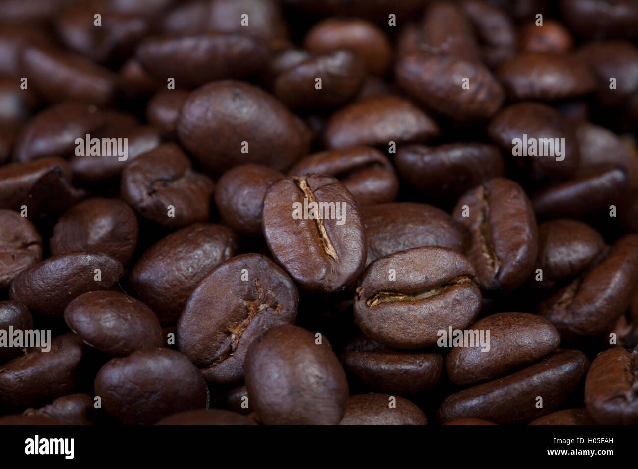 Background of dark full roasted coffee beans Stock Photo - Alamy