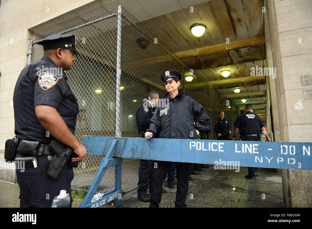 New York, USA. 19th Sep, 2016. Police stand guard at a street near the ...