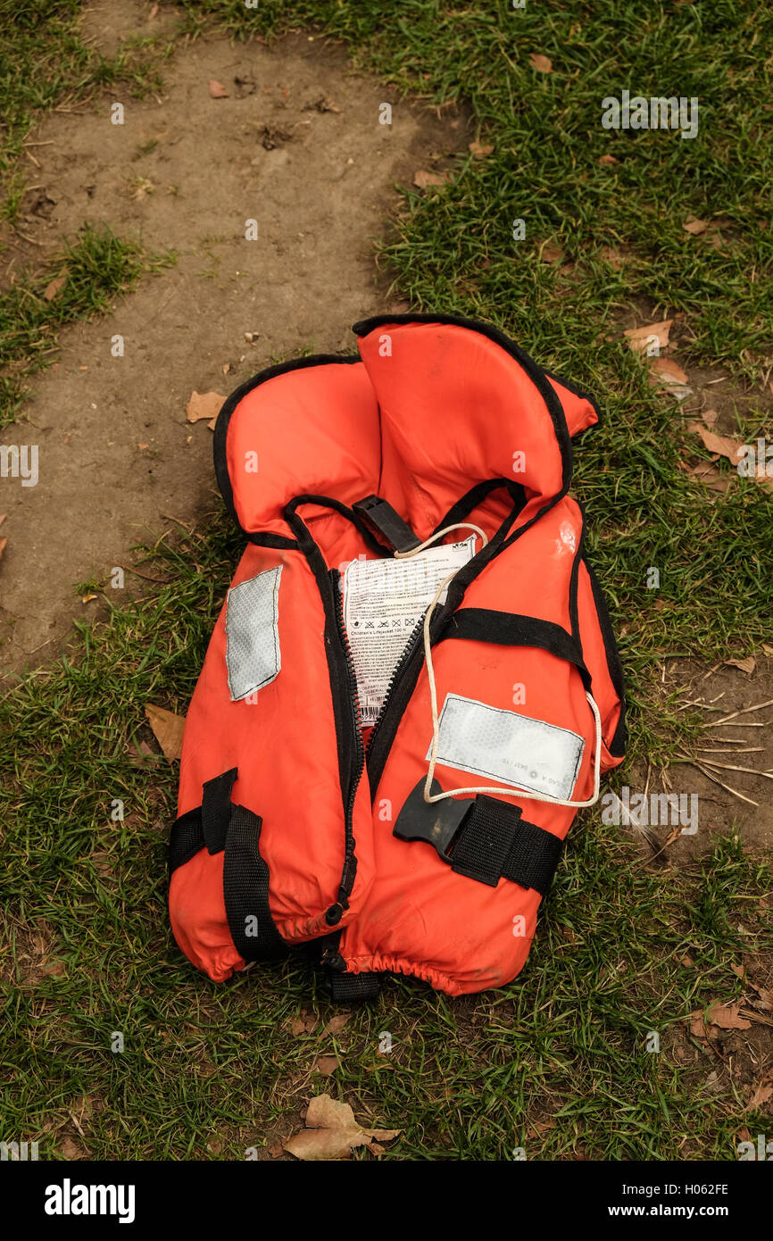 London, UK. 19th  September, 2016. 2500 life jackets worn by refugees, 625 of them children are laid on the ground in Parliament Square in Westminster by campaigners to hightlight the refugee crisis as world leaders meet at the United Nations Migration Summit in New York. The life jackets were worn by refugees crossing from Turkey to the Greek Island of Chios.   Credit:  claire doherty/Alamy Live News Stock Photo