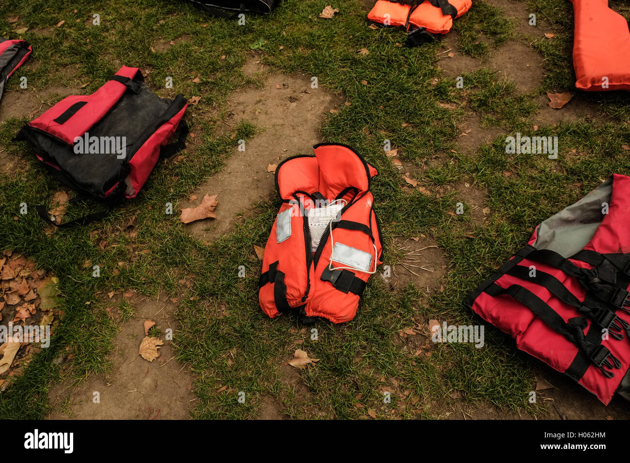 London, UK. 19th  September, 2016. 2500 life jackets worn by refugees, 625 of them children are laid on the ground in Parliament Square in Westminster by campaigners to hightlight the refugee crisis as world leaders meet at the United Nations Migration Summit in New York. The life jackets were worn by refugees crossing from Turkey to the Greek Island of Chios.   Credit:  claire doherty/Alamy Live News Stock Photo