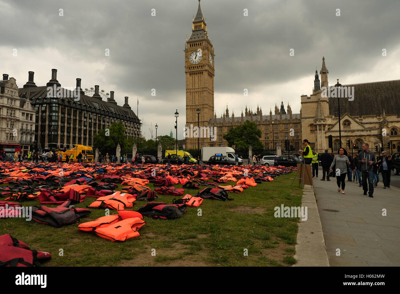 London, UK. 19th  September, 2016. 2500 life jackets worn by refugees, 625 of them children are laid on the ground in Parliament Square in Westminster by campaigners to hightlight the refugee crisis as world leaders meet at the United Nations Migration Summit in New York. The life jackets were worn by refugees crossing from Turkey to the Greek Island of Chios.   Credit:  claire doherty/Alamy Live News Stock Photo