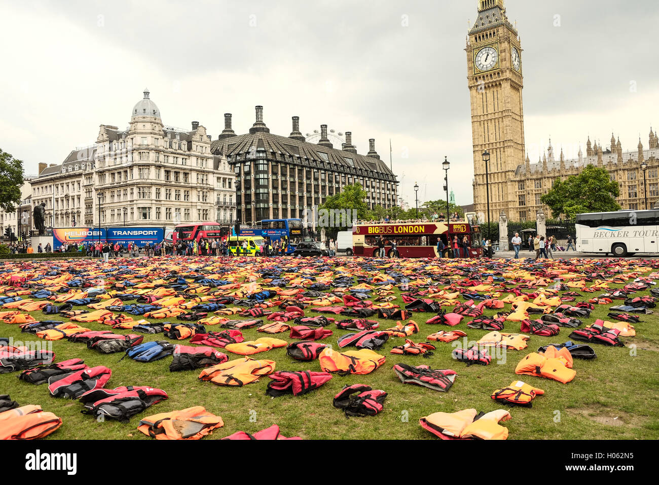 London, UK. 19th  September, 2016. 2500 life jackets worn by refugees, 625 of them children are laid on the ground in Parliament Square in Westminster by campaigners to hightlight the refugee crisis as world leaders meet at the United Nations Migration Summit in New York. The life jackets were worn by refugees crossing from Turkey to the Greek Island of Chios.   Credit:  claire doherty/Alamy Live News Stock Photo