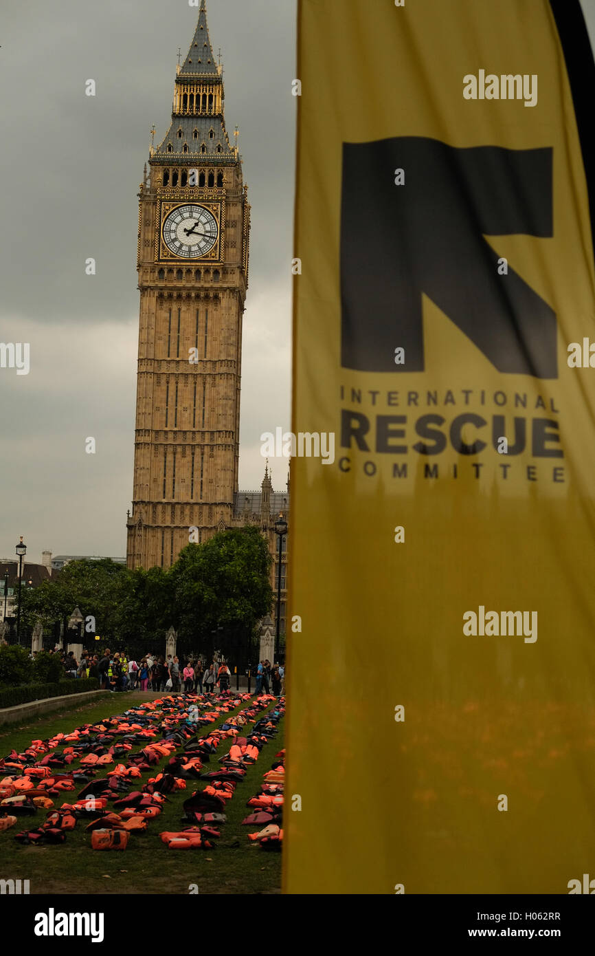 London, UK. 19th  September, 2016. 2500 life jackets worn by refugees, 625 of them children are laid on the ground in Parliament Square in Westminster by campaigners to hightlight the refugee crisis as world leaders meet at the United Nations Migration Summit in New York. The life jackets were worn by refugees crossing from Turkey to the Greek Island of Chios.   Credit:  claire doherty/Alamy Live News Stock Photo
