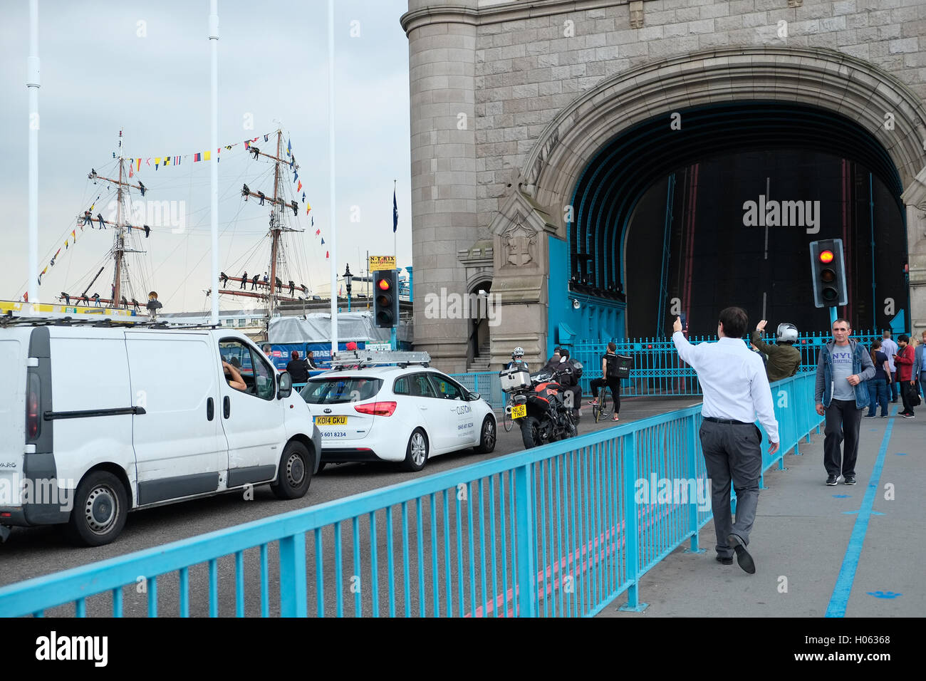 Ship going through tower bridge hi-res stock photography and images - Alamy
