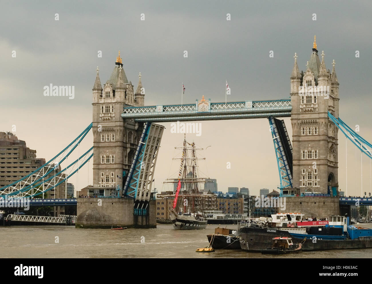 Ship going through tower bridge hi-res stock photography and images - Alamy