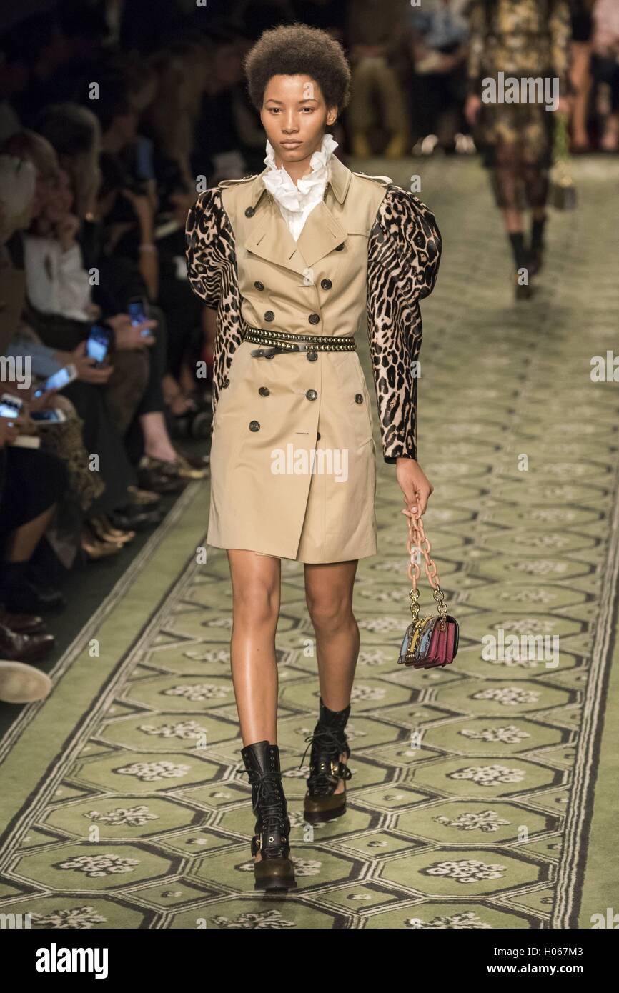 Burberry catwalk hi-res stock photography and images - Alamy