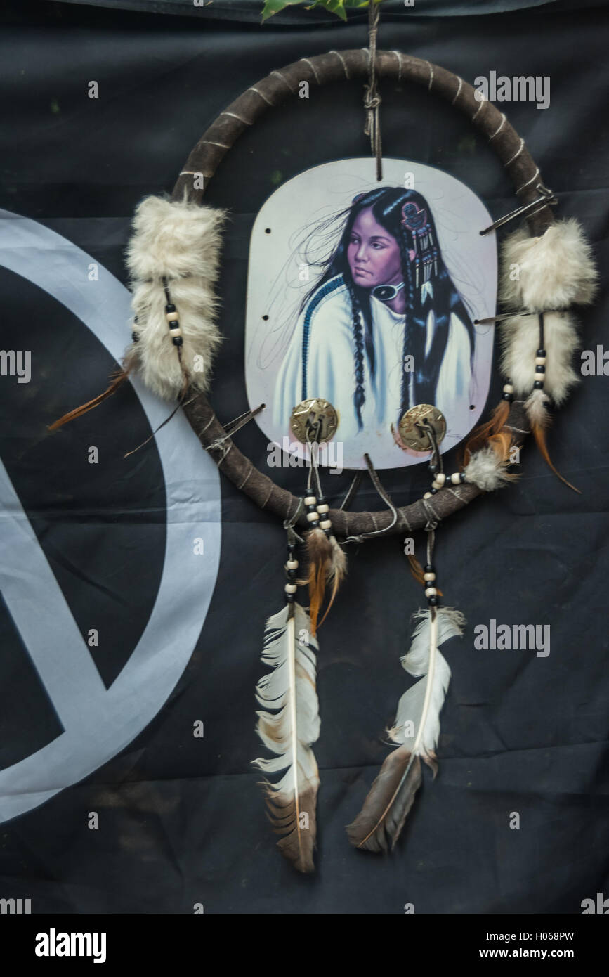 London, UK. 19th September 2016. People stand outside the US Embassy in a non-violent, prayerful act of solidarity with the Standing Rock Sioux Tribe threatened by the construction of a huge oil pipeline close to their reservation in North Dakota and the Missouri River. Credit:  Peter Marshall/Alamy Live News Stock Photo