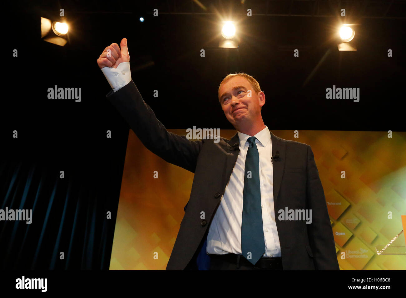 Brighton, UK. 20th Sep, 2016. Tim Farron, Party Leader waves at the close of his keynote speech during the Liberal Democrats Autumn Conference at Brighton, UK, Tuesday September 20, 2016.       Credit:  Luke MacGregor/Alamy Live News Stock Photo