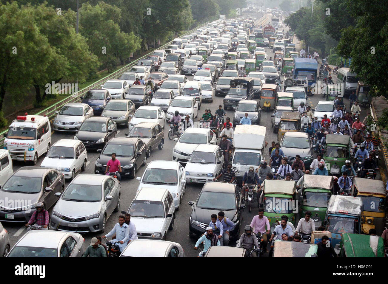 Traffic in lahore hires stock photography and images Alamy
