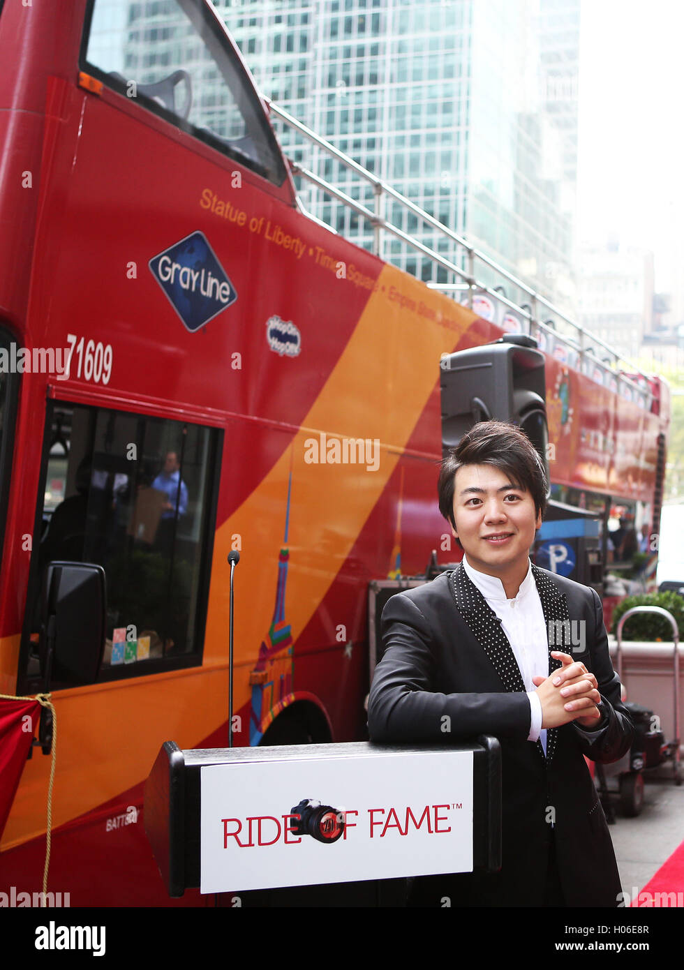 New York, USA. 20th Sep, 2016. Chinese pianist Lang Lang poses for photos during the Ride of Fame induction ceremony in New York, the United States, on Sept. 20, 2016. Famed Chinese Pianist Lang Lang was inducted into the Ride of Fame by the Grey Line Company, which operates the city's iconic double-decker sightseeing buses on Tuesday. New York City also proclaimed Sept. 20, 2016 as 'Lang Lang Day' in the city. © Qin Lang/Xinhua/Alamy Live News Stock Photo