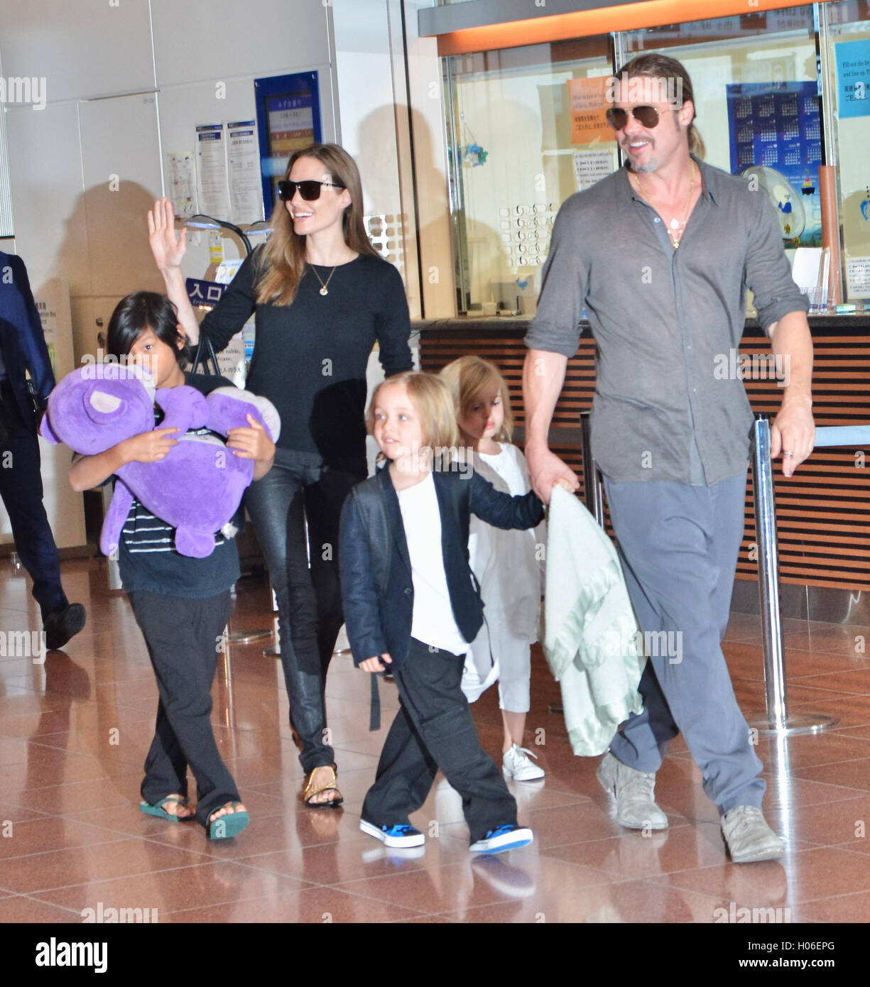 Mariage Angelina Jolie Brad Pitt FILE PHOTO: Angelina Jolie files for divorce from Brad Pitt after 11 years  together and two years of marriage. According to TMZ.com Jolie gave  irreconcilable differences as the reason for the split