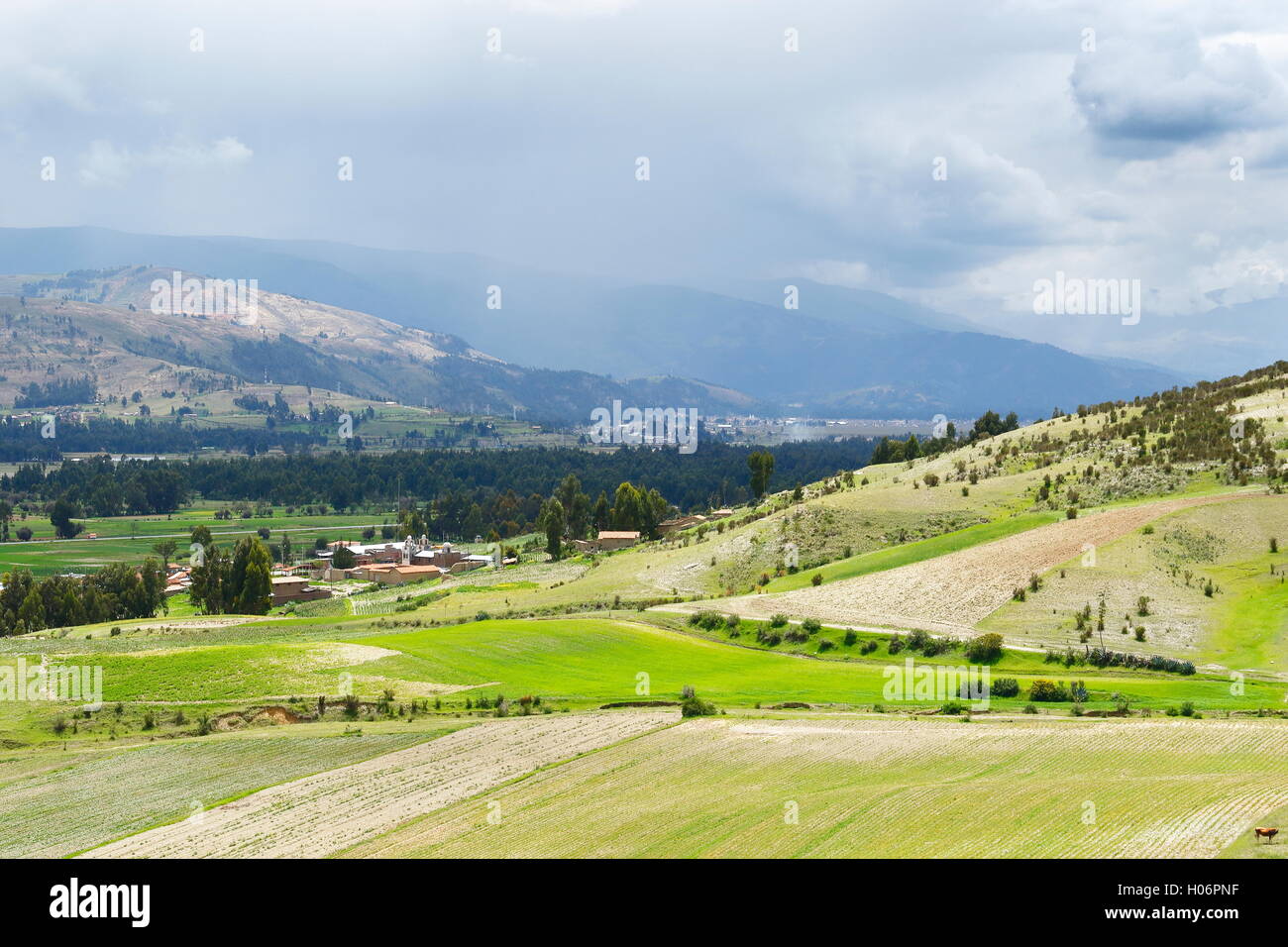 Vista parcial de los campos en el pueblo de San Juan de Matahulo, en Mito. Stock Photo