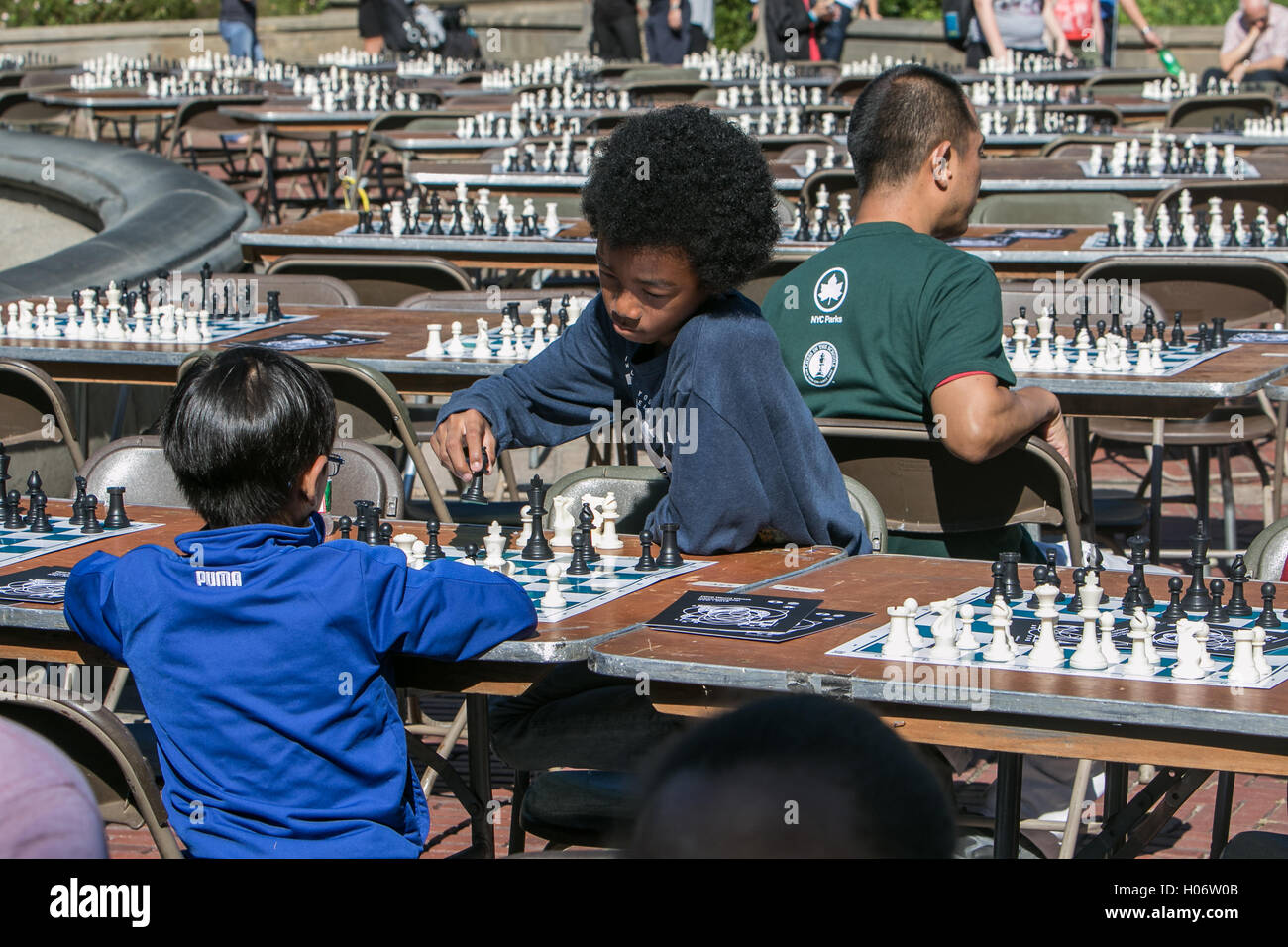 People playing chess park hi-res stock photography and images - Page 3 -  Alamy