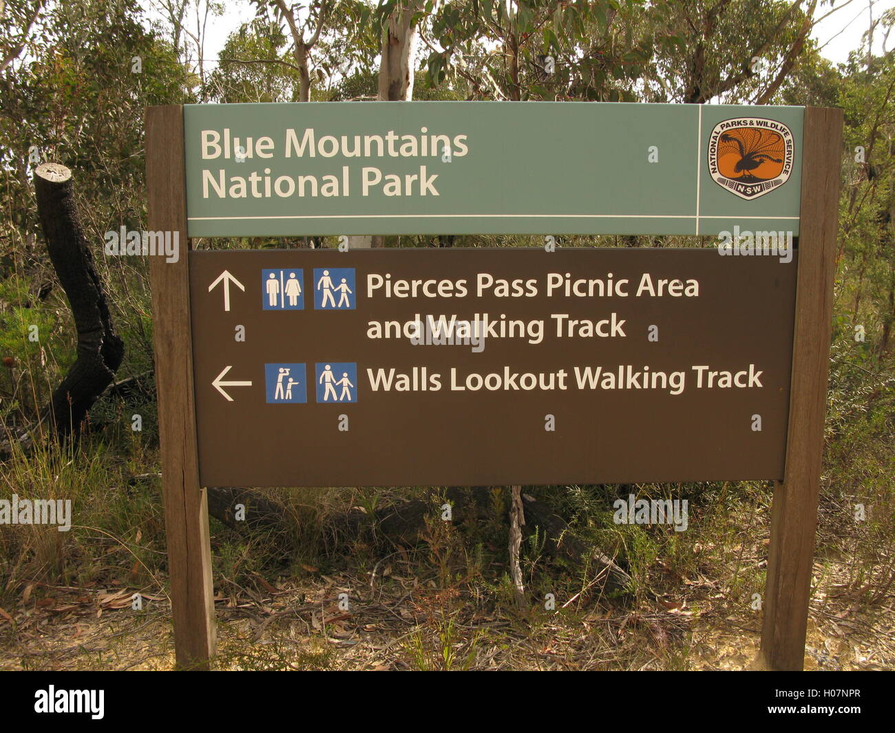 Signs for Pierces Pass and Walls Lookout Walking Tracks, Blue Mountains National Park Stock Photo