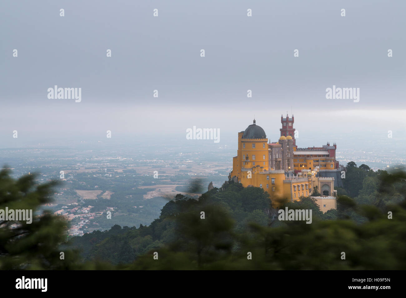 https://c8.alamy.com/comp/H09F5N/the-colorful-castle-of-palacio-da-pena-unesco-on-top-of-hill-sao-pedro-H09F5N.jpg