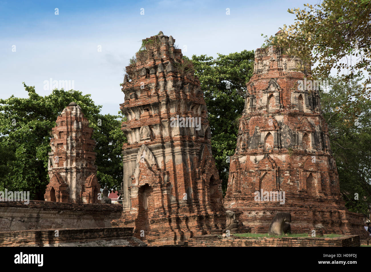 Khmer style prangs (stupas) (chedis) at Wat Mahathat, Ayutthaya, UNESCO World Heritage Site, Thailand, Southeast Asia, Asia Stock Photo