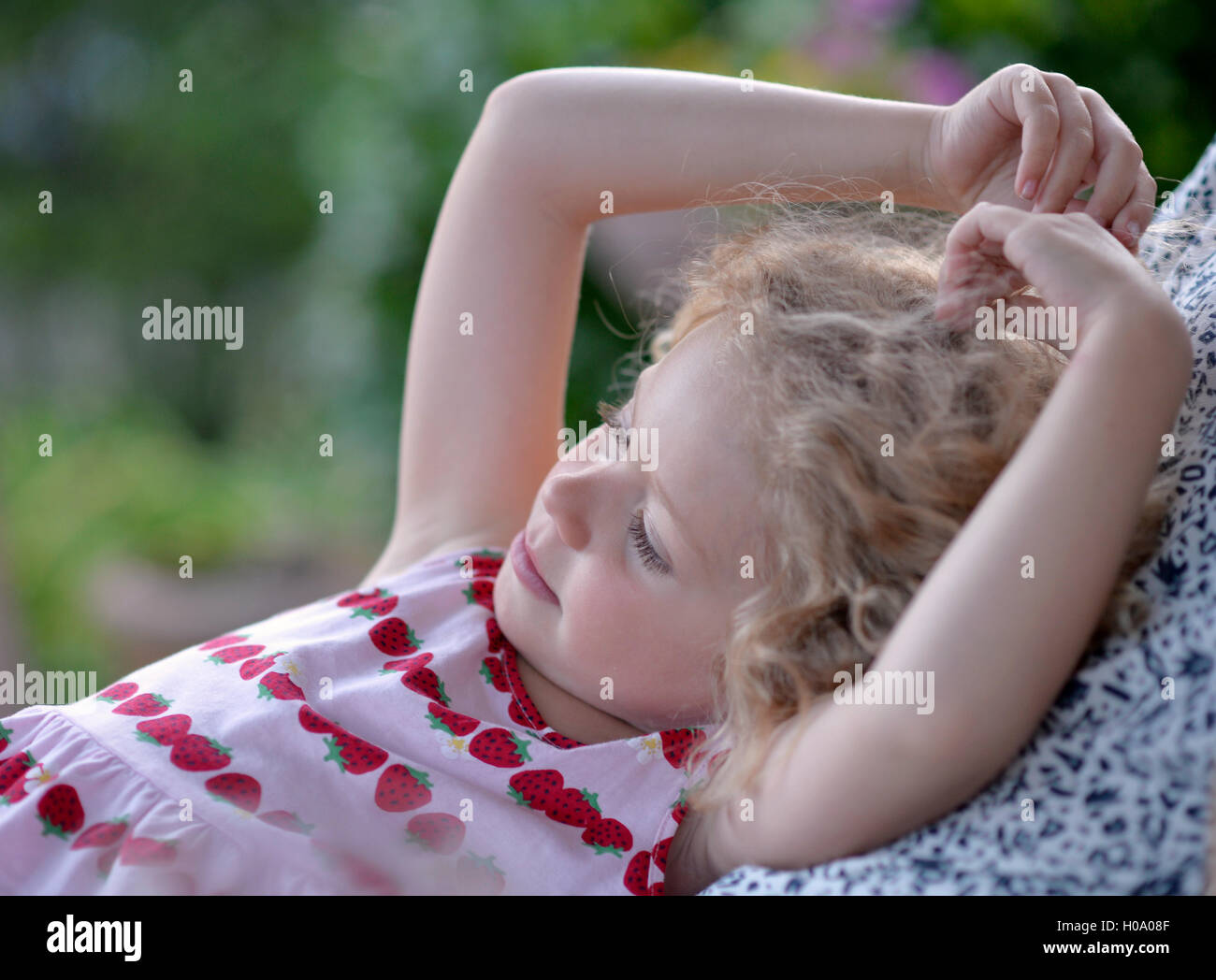 Mädchen liegt entspannt auf Bauch des Vaters, Schweden Stock Photo