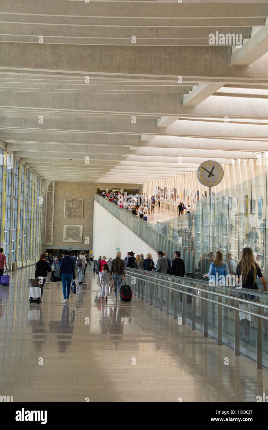 Tel Aviv September11 2016passengers In Terminal 3 Of Ben - 