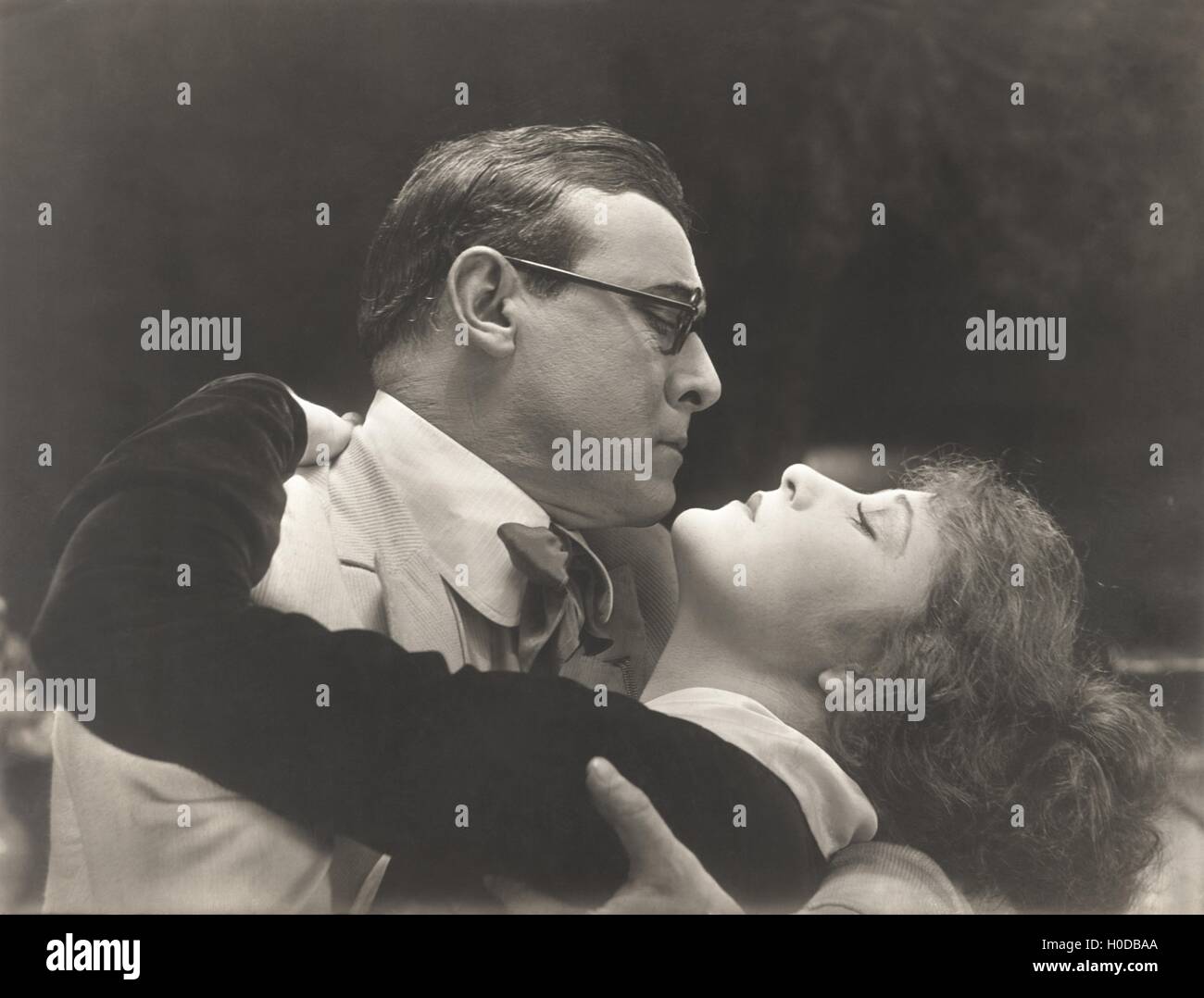 1940s couple embrace hi-res stock photography and images - Alamy