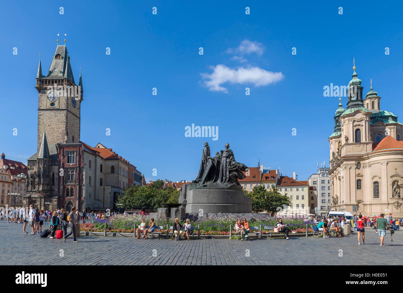 Old Town Square (Staroměstské náměstí), with Old Town Hall, Jan Hus statue and St Nicholas' Church, Staré Město, Prague, CZ Stock Photo