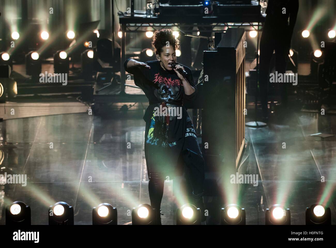 Alicia keys performs live on hi-res stock photography and images - Alamy