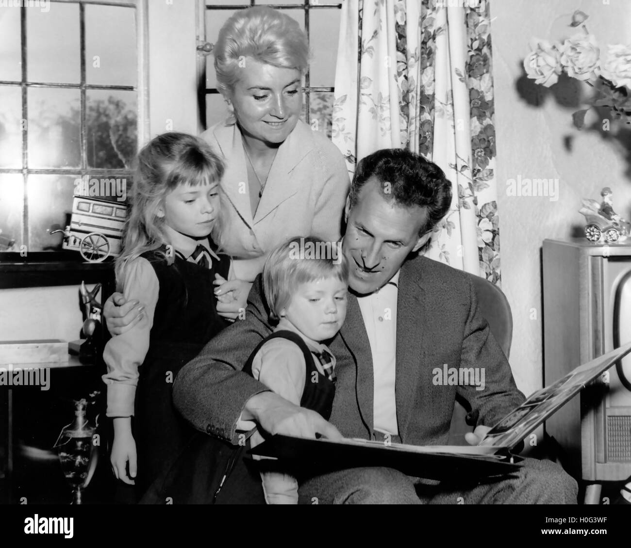 BRUCE FORSYTH  English TV presenter with first wife Penny Calvert and their children about 1960. Photo Polygram Stock Photo