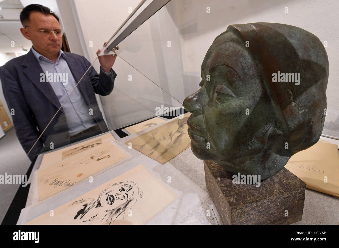 Museum director Carsten Niemann looks at the bust of Heinrich George's wife, Berta Drews, in the exhibition 'Heinrich George. An Encounter' in the Theatre Museum in Hanover, Germany, 21 September 2016. From 22 September to 11 December 2016, the Theatre Museum is showing the exhibition 'Heinrich George. An Encounter' with partly never before-published documents. Numerous photographs, documents, and objects from the private property of the family of actors can be seen. Photo: HOLGER HOLLEMANN/dpa Stock Photo