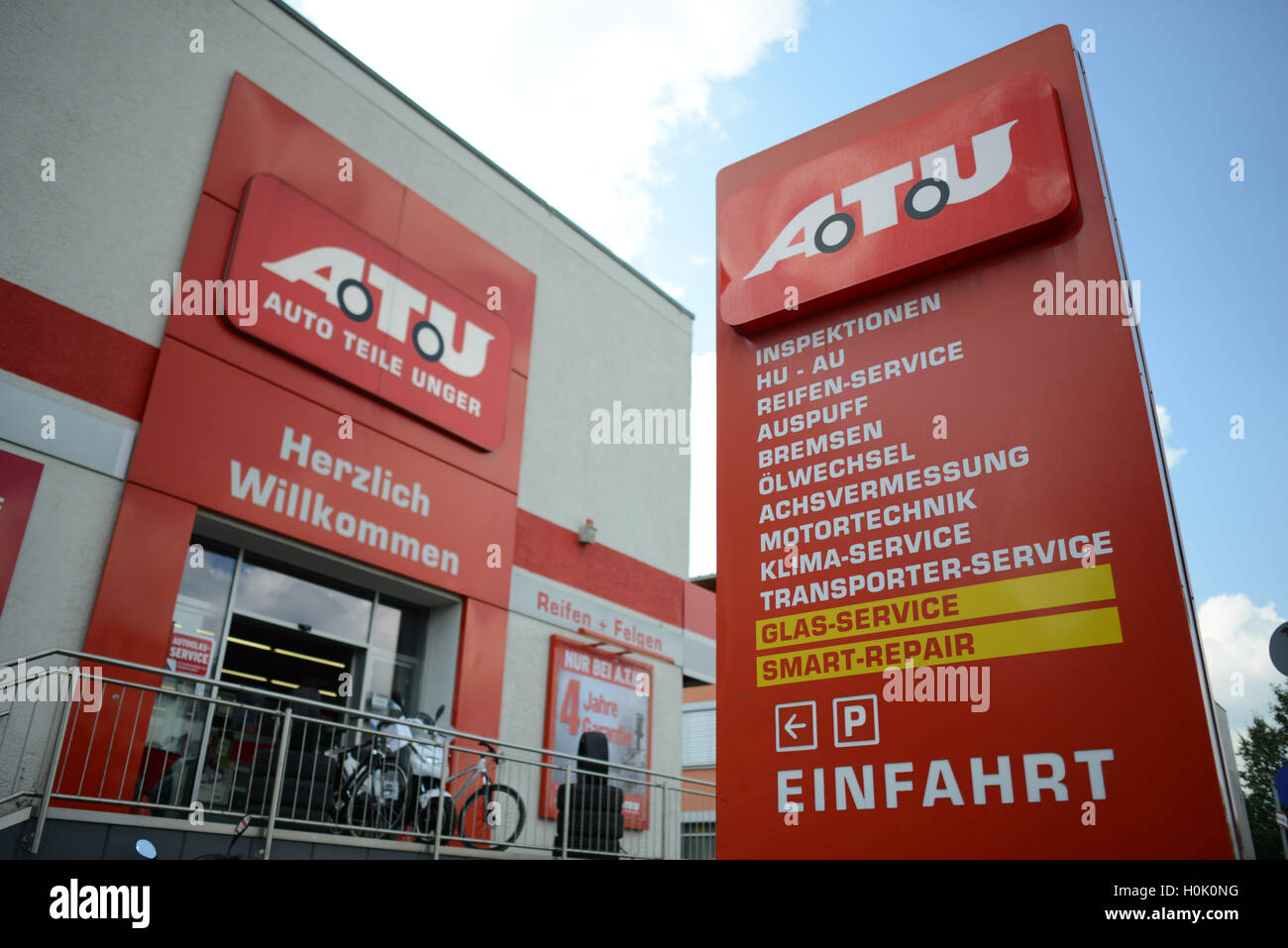 Munich, Germany. 29th Aug, 2016. The entrance area of an ATU car repair  shop in Munich, Germany, 29 August 2016. The struggling car repair shop  chain ATU will presumably be taken over