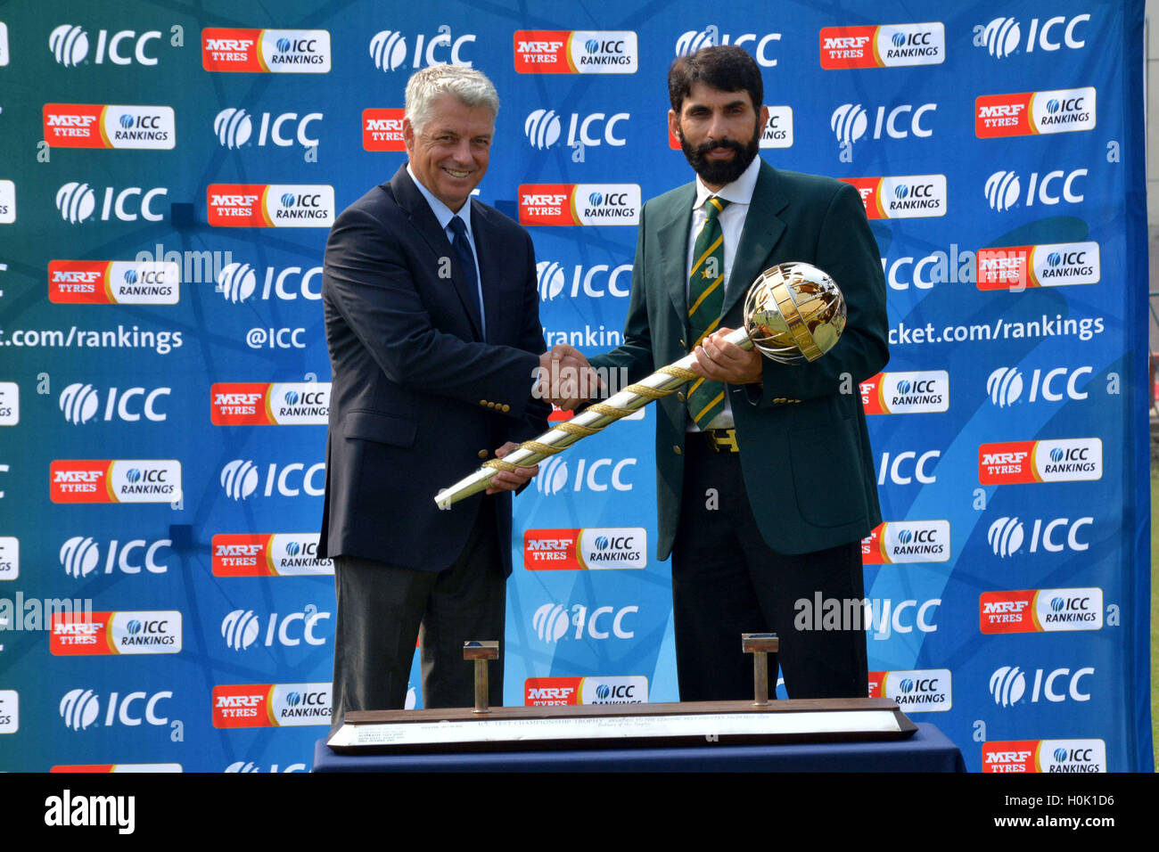 Lahore, UK and Pakistan at the Oval in London. 14th Aug, 2016. Pakistani Test cricket captain Misbah-ul-Haq (R) receives the International Cricket Council (ICC) Test Championship mace from ICC Chief Executive David Richardson in eastern Pakistan's Lahore, Sept. 21, 2016. Pakistan achieved the number one ranking in the Test Championship table after the Test match series drawn 2-2, between England and Pakistan at the Oval in London, Aug. 14, 2016. © Sajjad/Xinhua/Alamy Live News Stock Photo