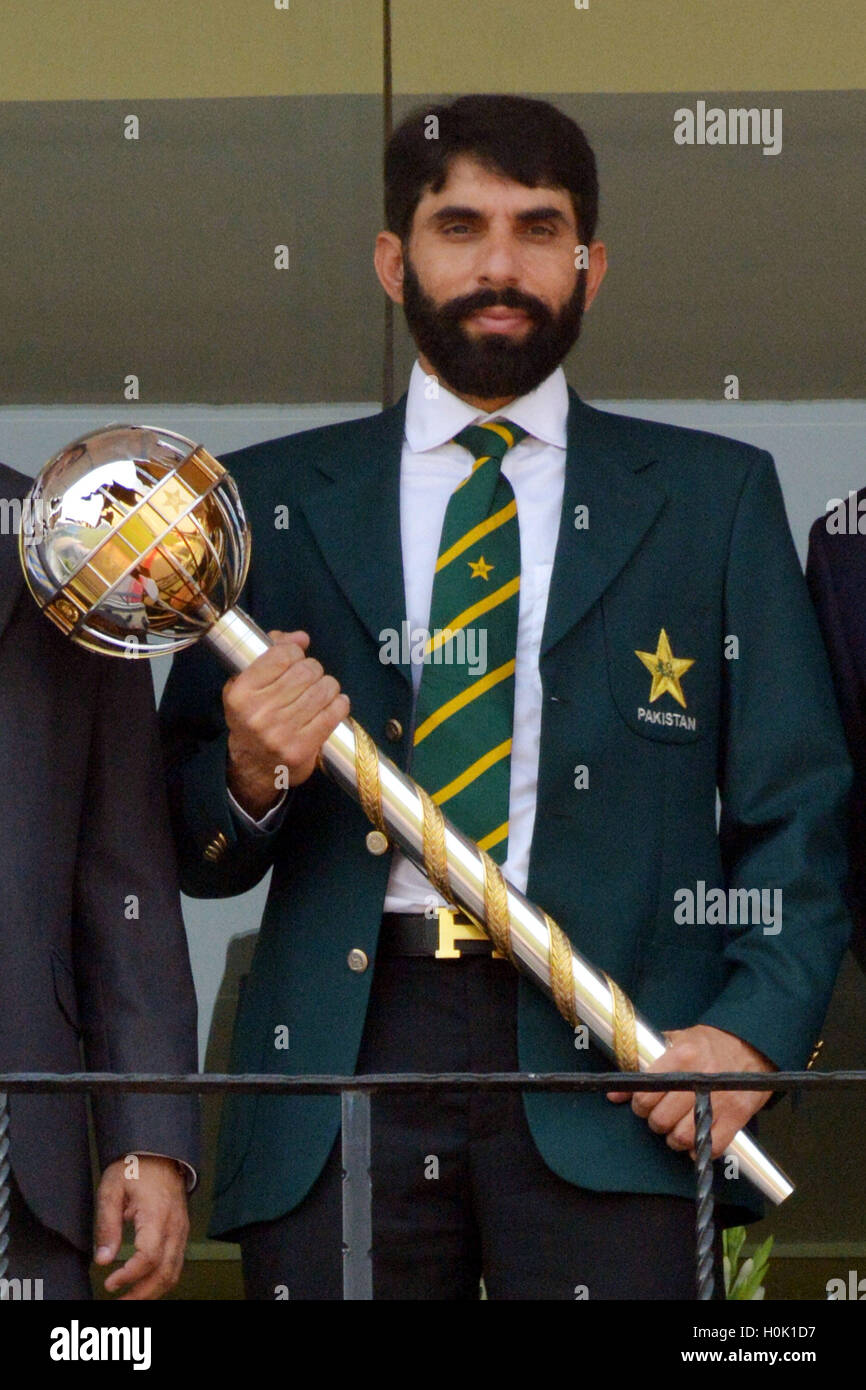 Lahore, UK and Pakistan at the Oval in London. 14th Aug, 2016. Pakistani Test cricket captain Misbah-ul-Haq poses for a photo with the International Cricket Council (ICC) Test Championship mace in eastern Pakistan's Lahore, Sept. 21, 2016. Pakistan achieved the number one ranking in the Test Championship table after the Test match series drawn 2-2, between England and Pakistan at the Oval in London, Aug. 14, 2016. © Sajjad/Xinhua/Alamy Live News Stock Photo
