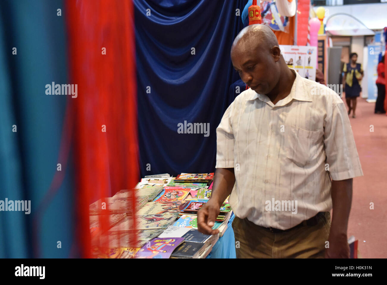 Nairobi, Kenya. 21st Sep, 2016. A Kenyan visitor chooses books at a