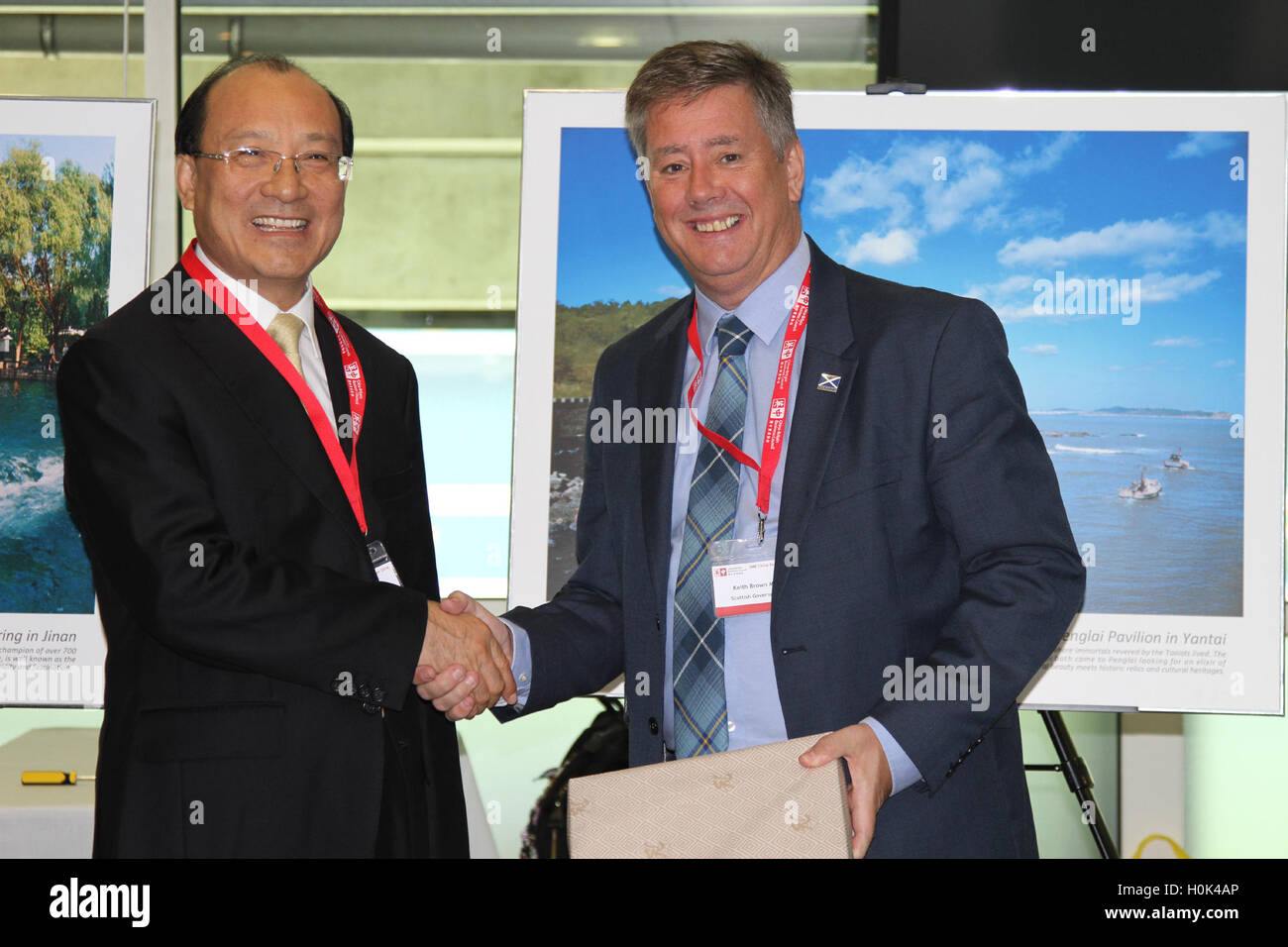 Glasgow, Scottish government. 21st Sep, 2016. Ji Xiangqi (L), vice-governor of China's Shandong Province, shakes hands with Keith Brown, secretary of economy, jobs and fair work of the Scottish government, in Glasgow Sept. 21, 2016. China is seen as a market with vast opportunities and accessible to companies which take the time to understand the challenging market viewed from a distance, Scottish small and medium-sized enterprises were told on Wednesday. © Guo Chunju/Xinhua/Alamy Live News Stock Photo