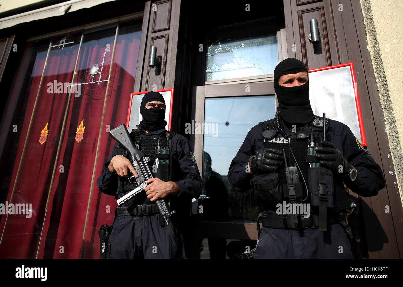 Magdeburg, Germany. 22nd Sep, 2016. Officers of a special task force ...