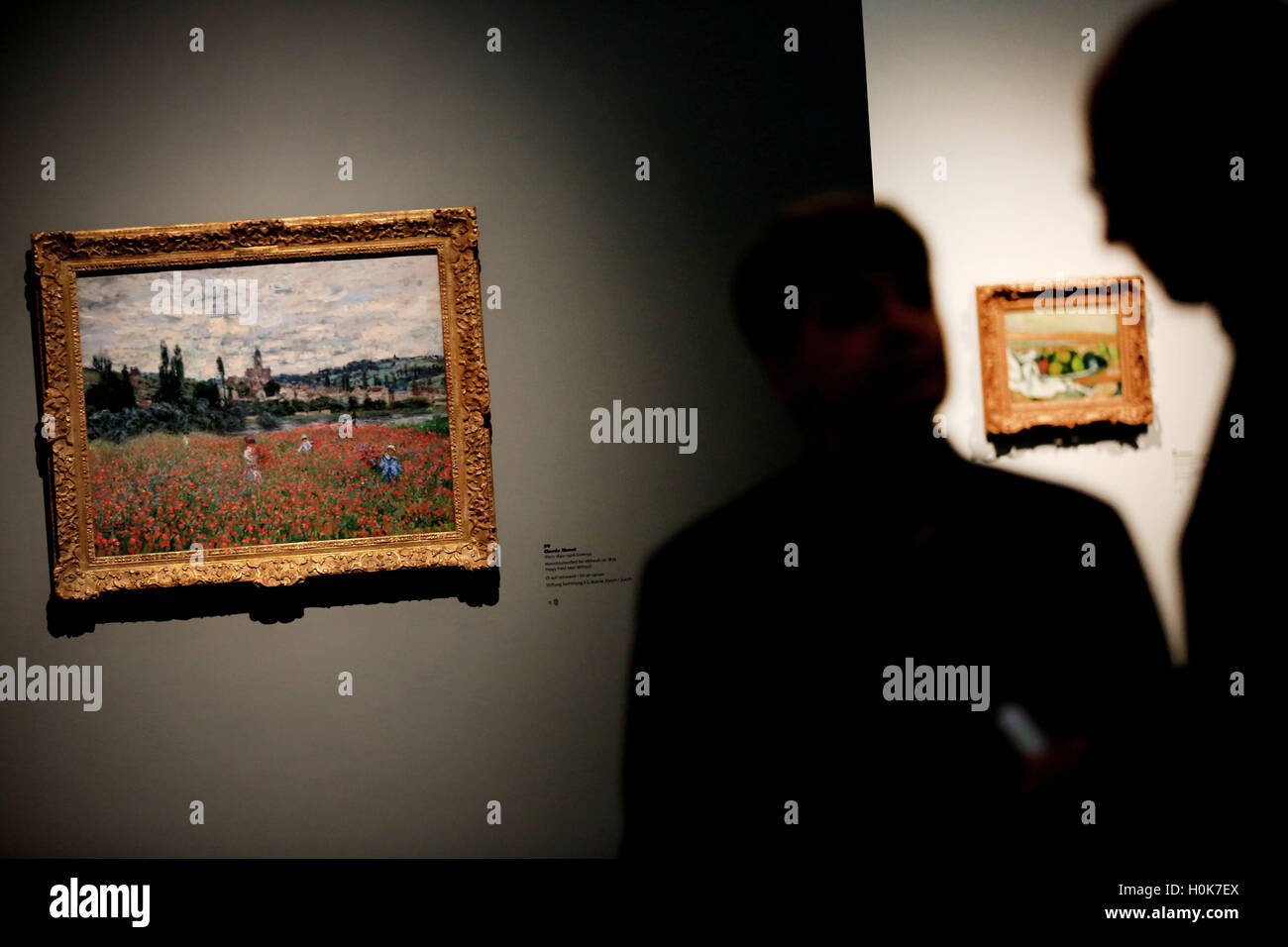 Cologne, Germany. 22nd Sep, 2016. Visitors stand in front of the painting 'Poppy field near Vetheuil' by Claude Monet in Cologne, Germany, 22 September 2016. The exhibition 'From Duerer to van Gogh' shows the collection Buhrle at the Wallraf-Richartz-Museum from 23 September 2016 until 29 January 2017. PHOTO: OLIVER BERG/dpa/Alamy Live News Stock Photo