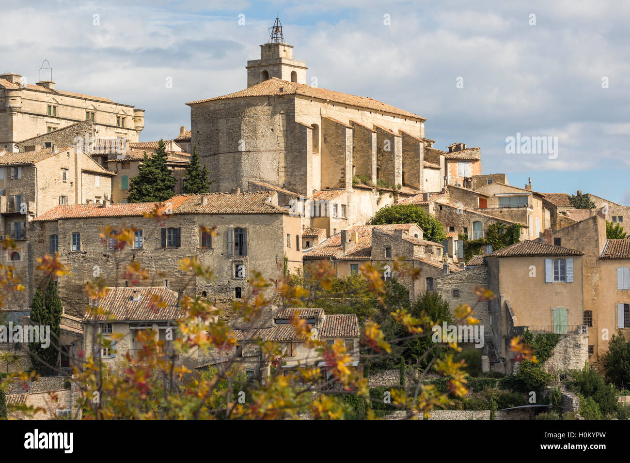 Medium viewof hill town of Gordes, Luberon, Provence, France Stock Photo