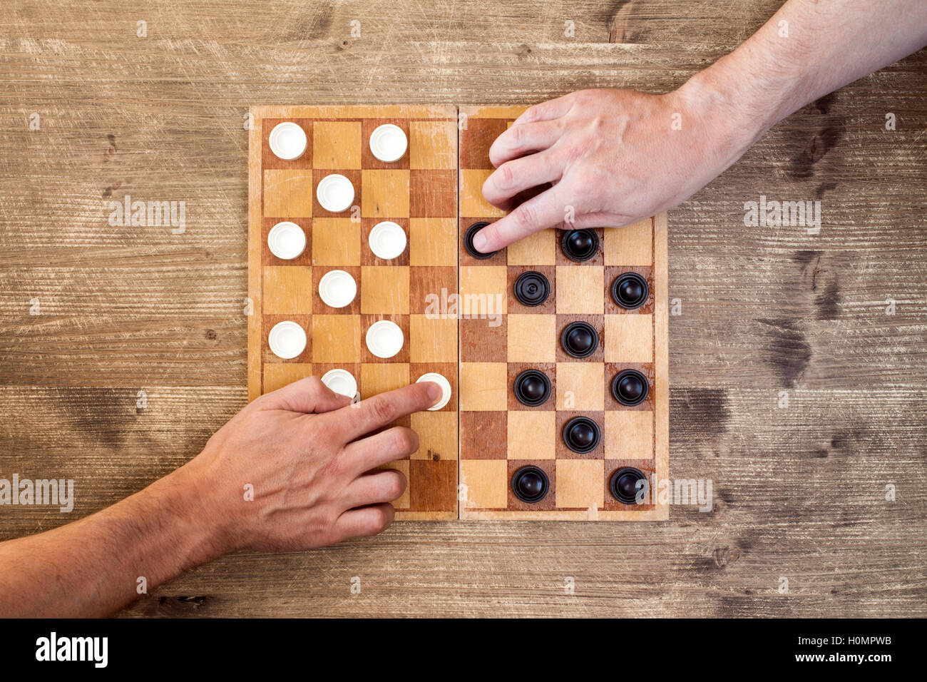 How to play checkers board game 