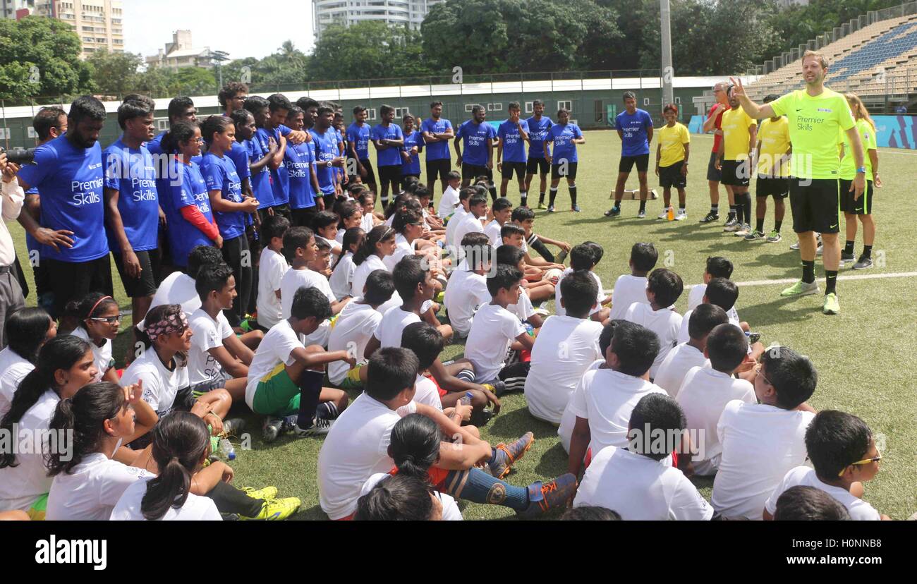 Jeremy Weeks Head Coach Premier Skills imparts skills to Indian youngsters and coaches closing ceremony Premier Skills Mumbai Stock Photo