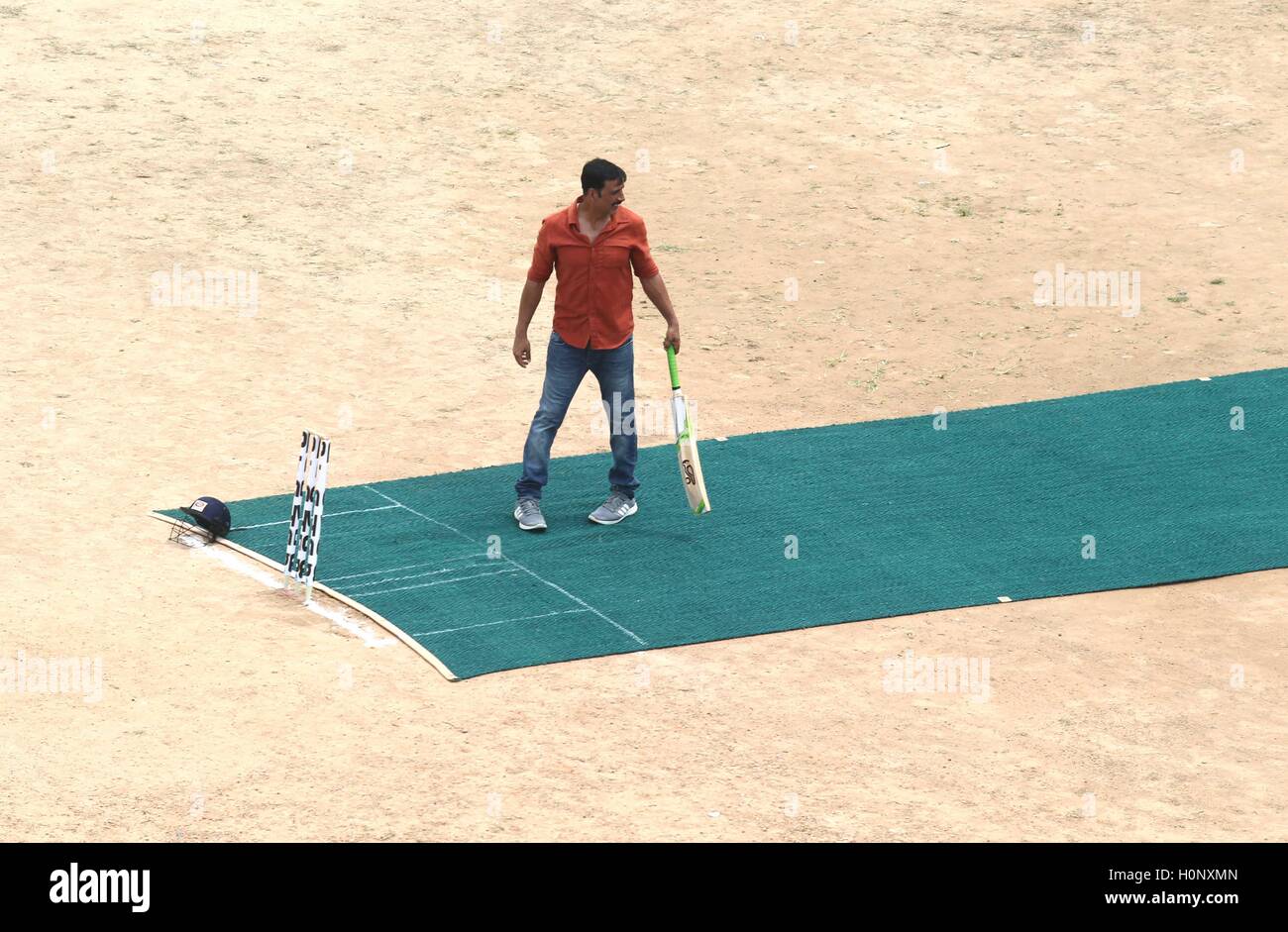 Bollywood actor Akshay Kumar during the on location shoots of upcoming film  Jolly LLB 2 in Varanasi, India Stock Photo - Alamy, image size:1300x941