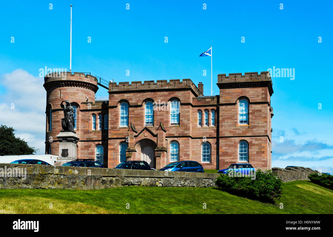 Schloss Inverness mit der schottischen Flagge, Inverness, Schottland, Grossbritannien Stock Photo